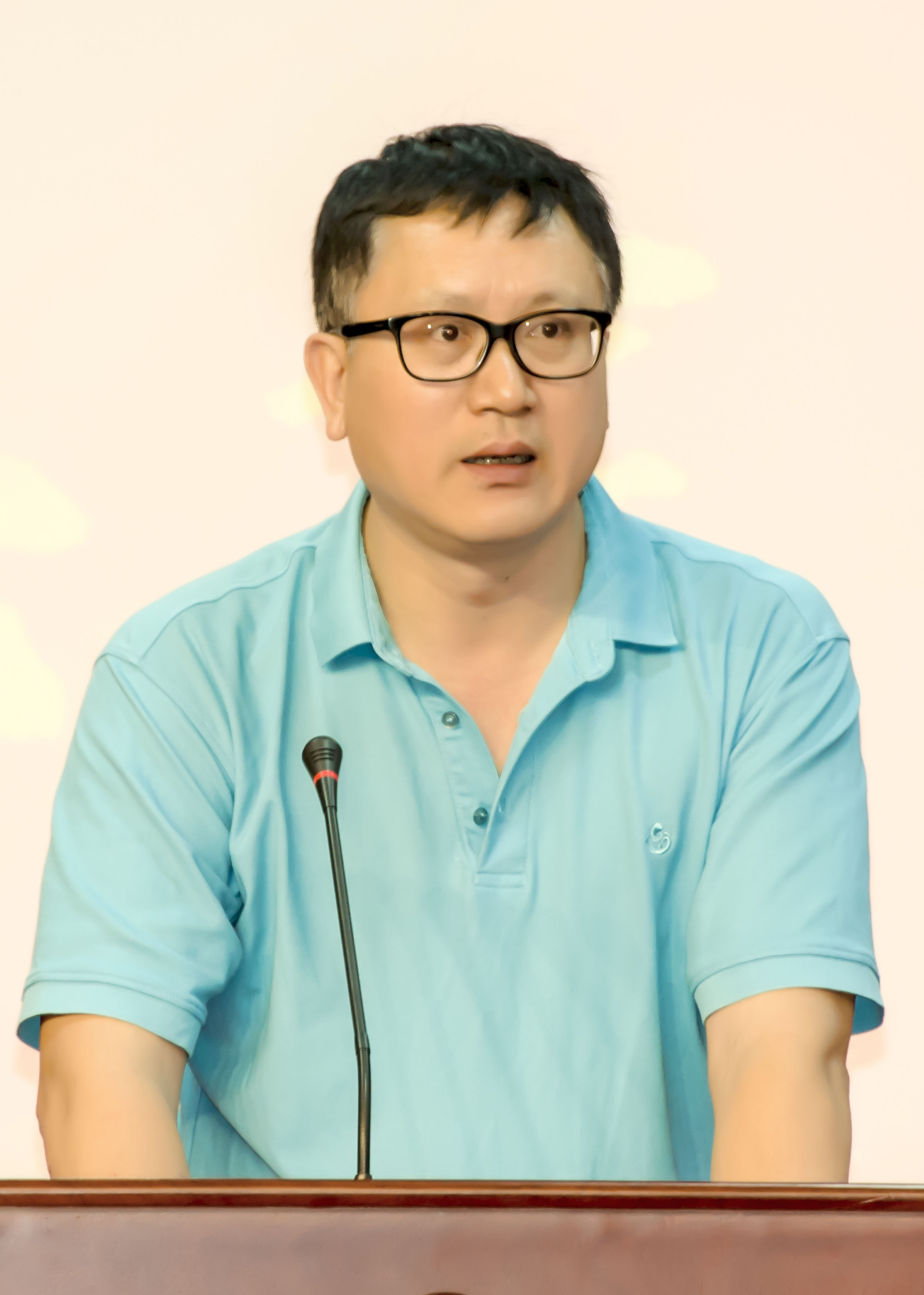 天涯海角公司總經理楊永紅同志作公司2018年工作總結