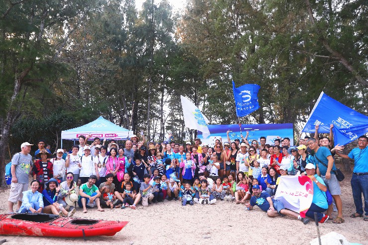 2月23日，垃圾清理大作戰(zhàn)活動參與志愿者在后海灣南部海灘區(qū)域合影留念-10