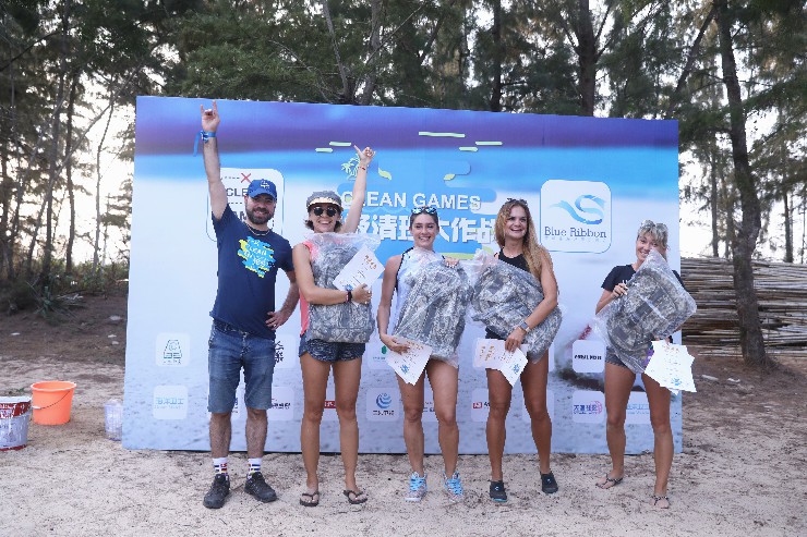 2月23日,俄羅斯環(huán)保組織Clean Games的創(chuàng)始人和會長Dmitry Ioffe為獲獎外國志愿者友人派發(fā)獎品并合影留念 2月23日,俄羅斯環(huán)保組織Clean Games的創(chuàng)始人和會長Dmitry Ioffe為獲獎外國志愿者友人派發(fā)獎品并合影留念