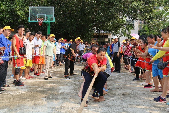 4、女子拔河,勢均力敵 4、女子拔河,勢均力敵