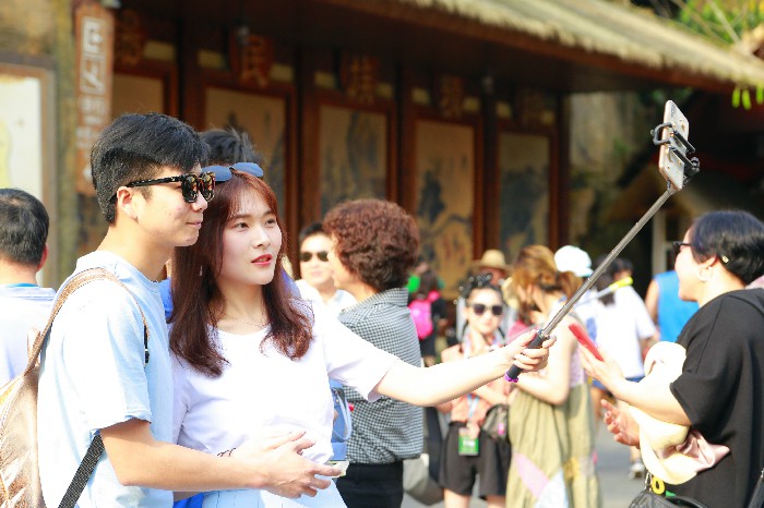 3、年輕情侶在景區幸福自拍 3、年輕情侶在景區幸福自拍