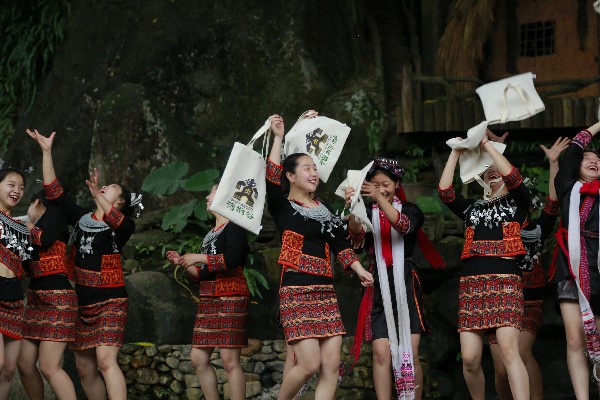 7.“3.8國際婦女節(jié)”前夕 檳榔谷為女員工送祝福（韋敬宇攝）