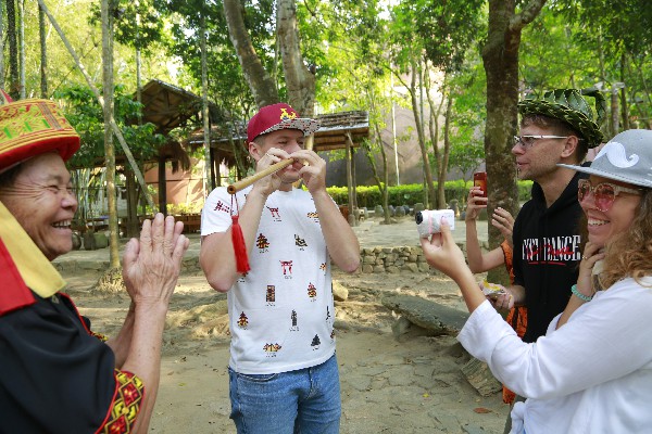 4、俄羅斯網紅眷侶體驗黎族鼻蕭吹奏 4、俄羅斯網紅眷侶體驗黎族鼻蕭吹奏