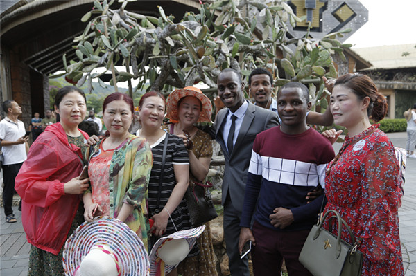 非洲記者團成員吸引游客前來合影_副本 非洲記者團成員吸引游客前來合影_副本