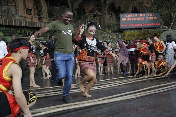 非洲記者團受邀參與打柴舞互動_副本 非洲記者團受邀參與打柴舞互動_副本