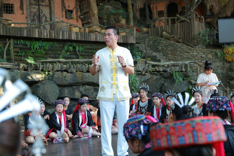 8、檳榔谷景區(qū)總經(jīng)理吉貴與員工在一起(1)