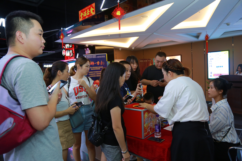 1、檳榔谷景區包場三亞吉影香港影城，免費邀請數百名游客朋友看電影