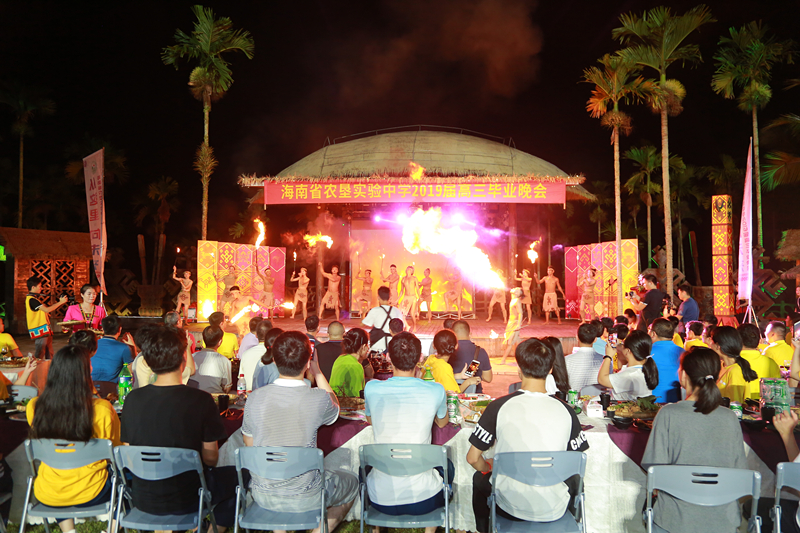 6、景區演員在晚會上展示黎族“噴火”特技