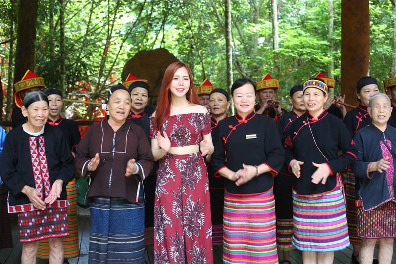 4、馬來西亞網紅Serene Khoo Lik Yen與阿婆深情演唱海南經典民歌《久久不見久久見》