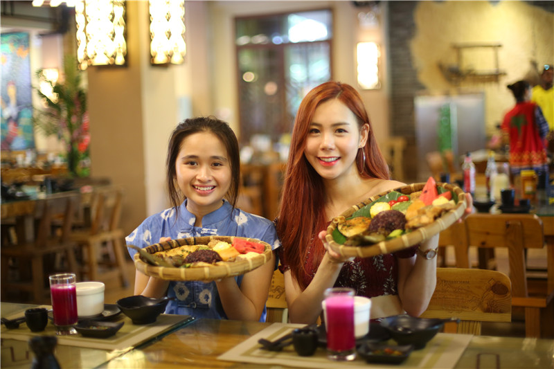 11、馬來西亞、印度尼西亞網紅推薦黎族特色美食“簸箕餐”