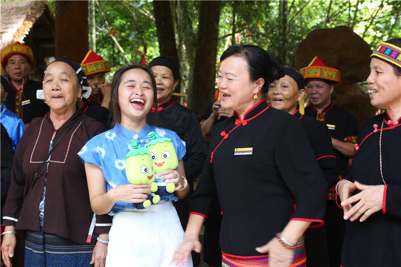 5、印度尼西亞網紅gritteagathaa與阿婆深情演唱海南經典民歌《久久不見久久見》