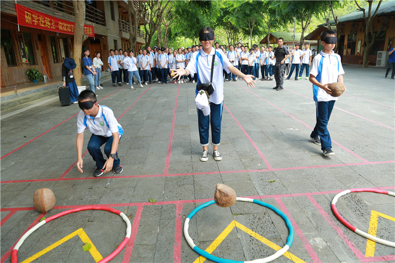 4、同學們開心體驗“椰子戰爭”拓展項目