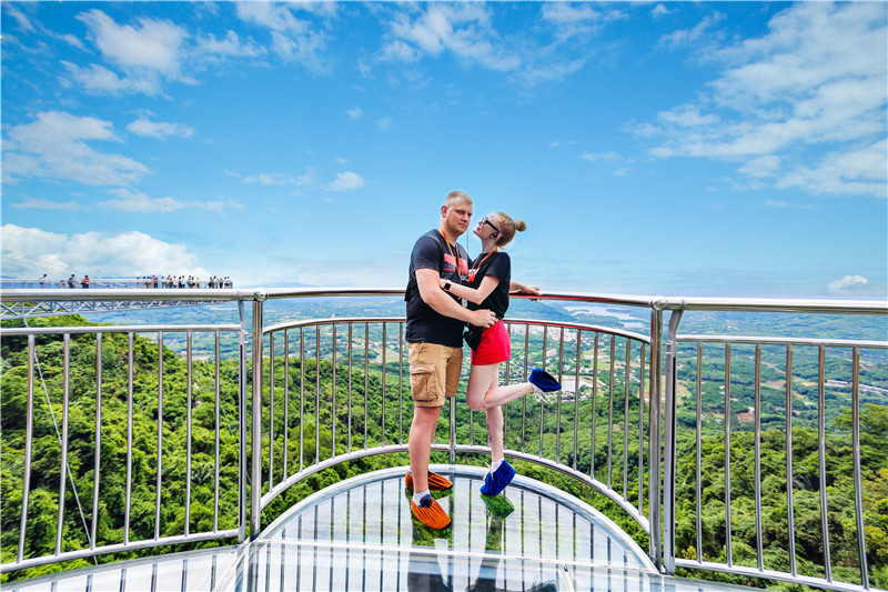 俄羅斯游客體驗哇哎嚕玻璃觀景平臺 俄羅斯游客體驗哇哎嚕玻璃觀景平臺