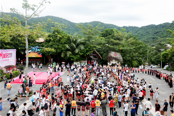 8、往屆七夕相親慶典活動，百名相親嘉賓與游客共同體驗千人竹竿舞