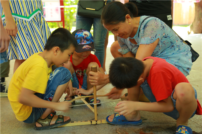 5、檳榔谷特色民族文創(chuàng)產(chǎn)品亮相嬉水節(jié) 將“非遺”帶回家