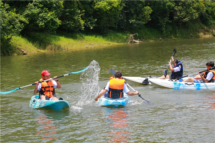 4、柬埔寨華裔青少年走進檳榔谷 “中國尋根之旅”探尋黎苗風情