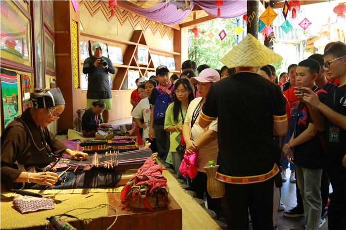 6、柬埔寨華裔青少年走進檳榔谷 “中國尋根之旅”探尋黎苗風情