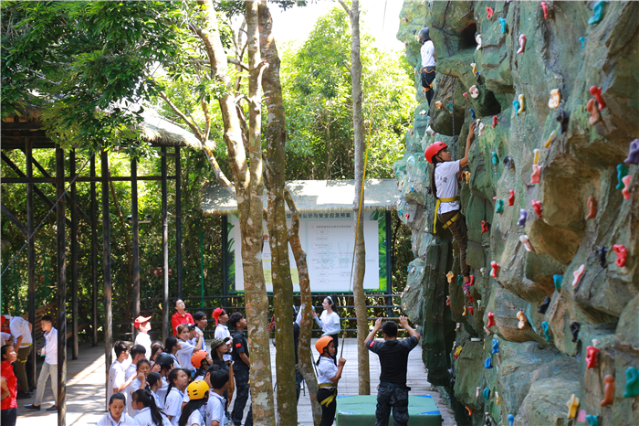 2、柬埔寨華裔青少年走進檳榔谷 “中國尋根之旅”探尋黎苗風情