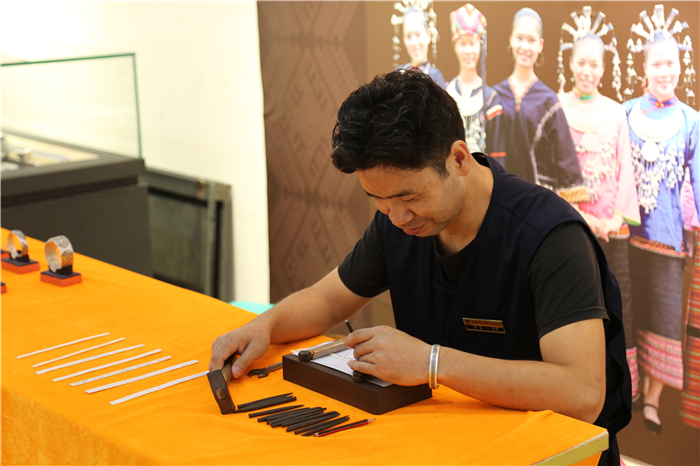 11、檳榔谷特色民族文創(chuàng)產(chǎn)品亮相嬉水節(jié) 將“非遺”帶回家