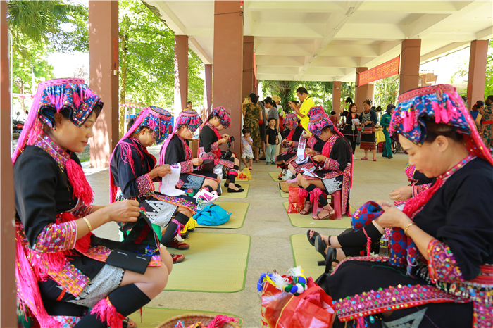 6、檳榔谷特色民族文創(chuàng)產(chǎn)品亮相嬉水節(jié) 將“非遺”帶回家