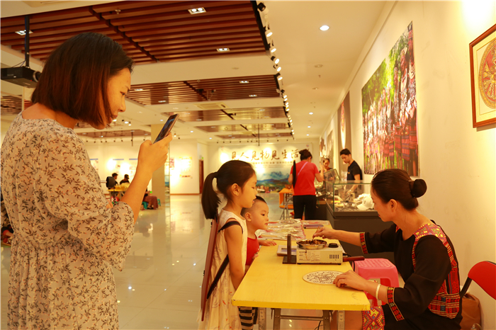 8、檳榔谷特色民族文創(chuàng)產(chǎn)品亮相嬉水節(jié) 將“非遺”帶回家