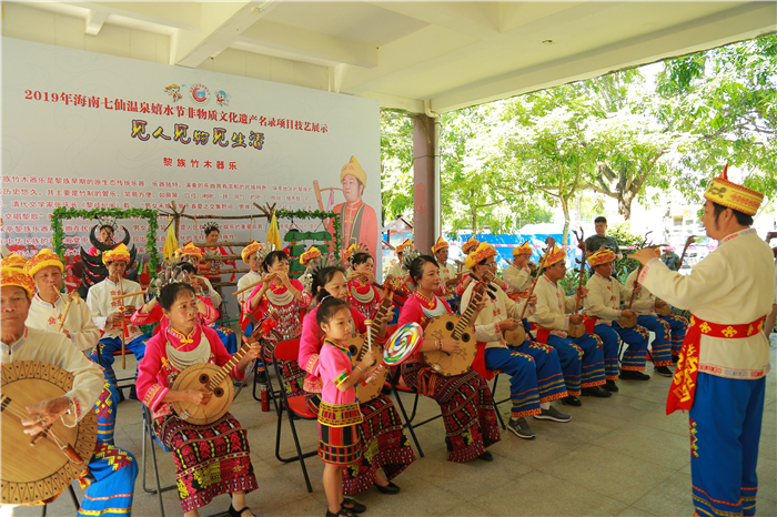 4、檳榔谷特色民族文創(chuàng)產(chǎn)品亮相嬉水節(jié) 將“非遺”帶回家