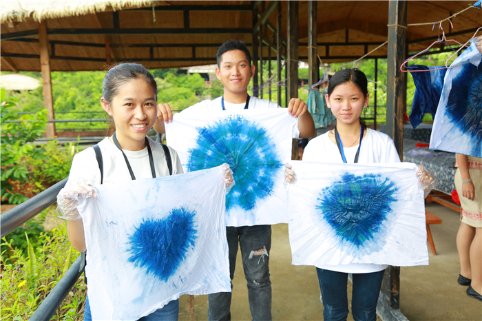 9、柬埔寨華裔青少年走進檳榔谷 “中國尋根之旅”探尋黎苗風情