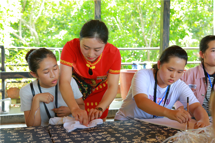 8、柬埔寨華裔青少年走進檳榔谷 “中國尋根之旅”探尋黎苗風情