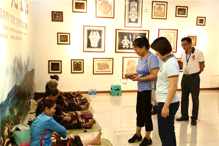 10、檳榔谷特色民族文創(chuàng)產(chǎn)品亮相嬉水節(jié) 將“非遺”帶回家