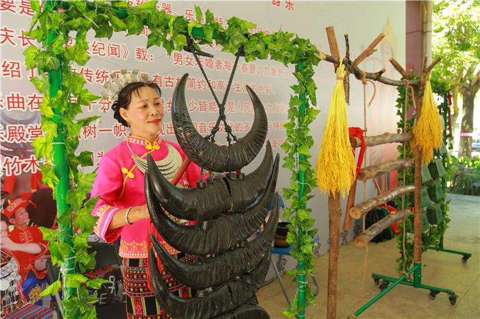 7、檳榔谷特色民族文創(chuàng)產(chǎn)品亮相嬉水節(jié) 將“非遺”帶回家
