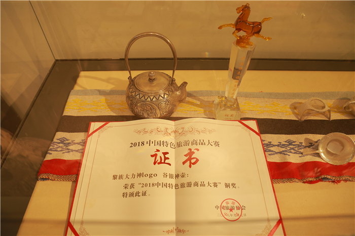 3、檳榔谷特色民族文創(chuàng)產(chǎn)品亮相嬉水節(jié) 將“非遺”帶回家