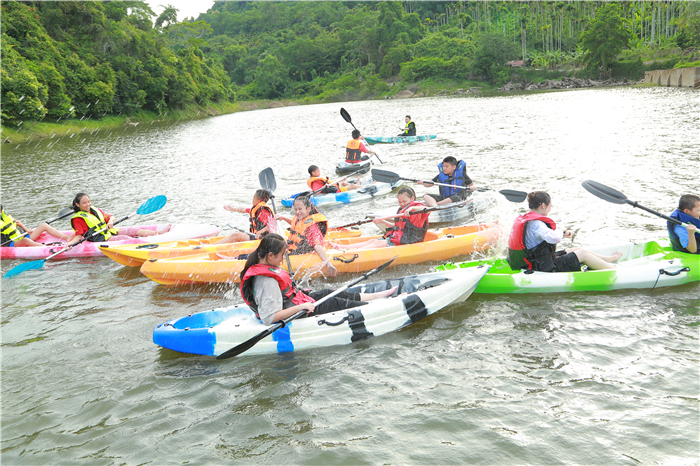 2、“少年演講家”玩轉(zhuǎn)檳榔谷 蕩槳飛歌“悠黎客”