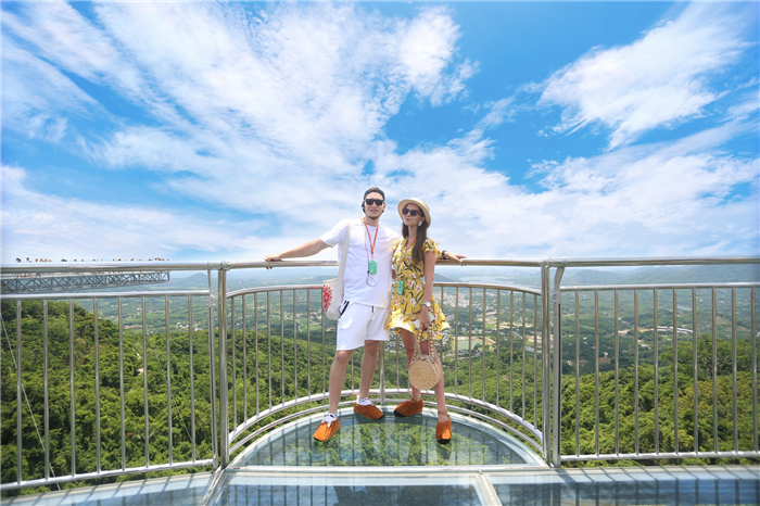 小圖：烏克蘭情侶游客于哇哎嚕玻璃觀景平臺幸福合影