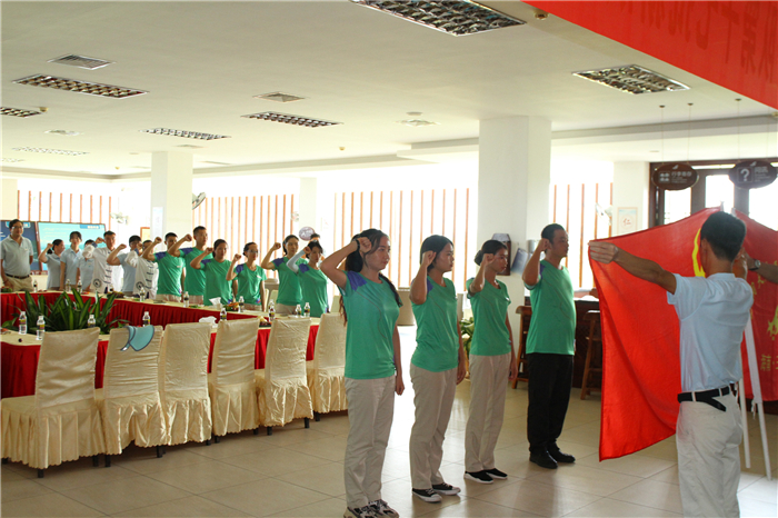 支教隊員們面向黨旗、隊旗宣誓