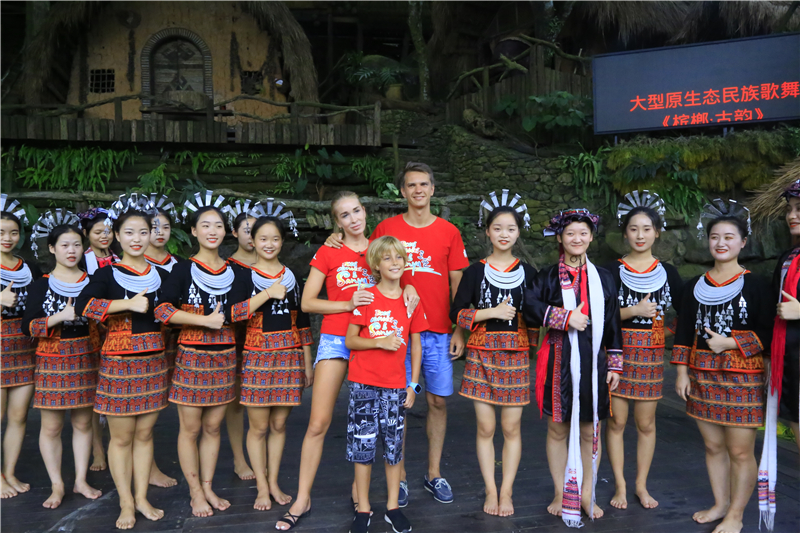 6、白俄羅斯旅游達(dá)人與黎家阿妹親切合影