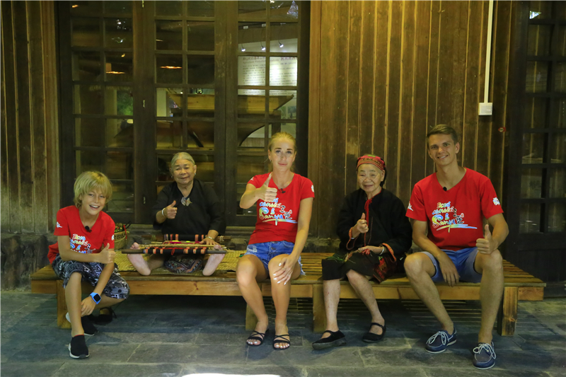 3、白俄羅斯旅游達(dá)人與黎族最后一代繡面文身老阿婆親切合影