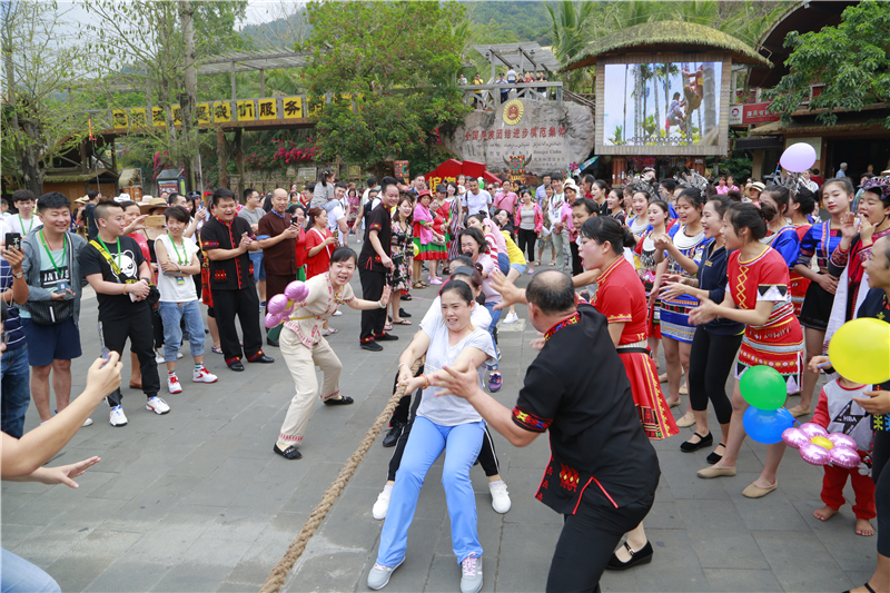 5、女同胞們上演“超級拔河”
