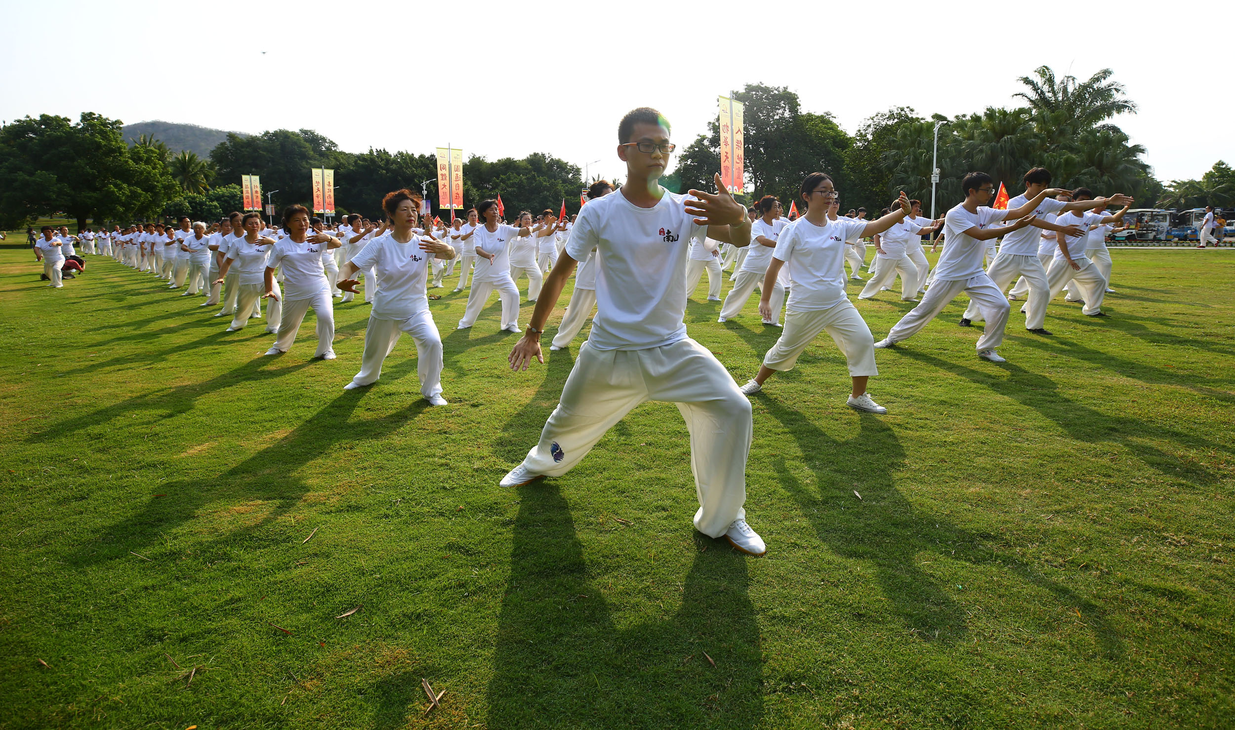 資料圖：千人在三亞南山景區(qū)晨練太極。