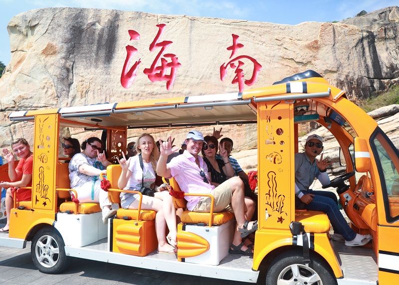 3、考察團一路欣賞“石里畫廊”風光 3、考察團一路欣賞“石里畫廊”風光