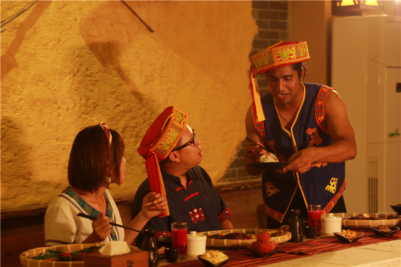 7、外國學徒品嘗黎族特色美食”簸箕餐