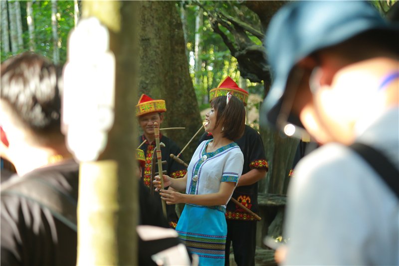 4、外國學徒學習吹奏黎族竹木樂器