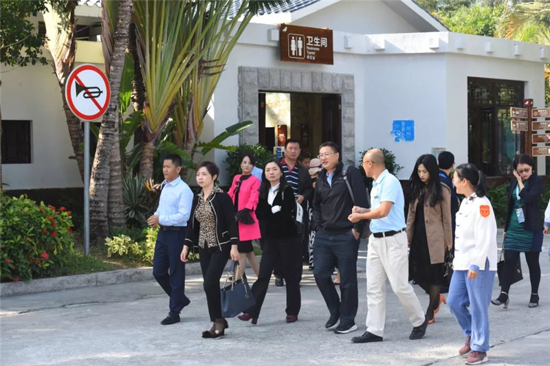 專家團(tuán)一行考察標(biāo)識(shí)導(dǎo)向系統(tǒng)