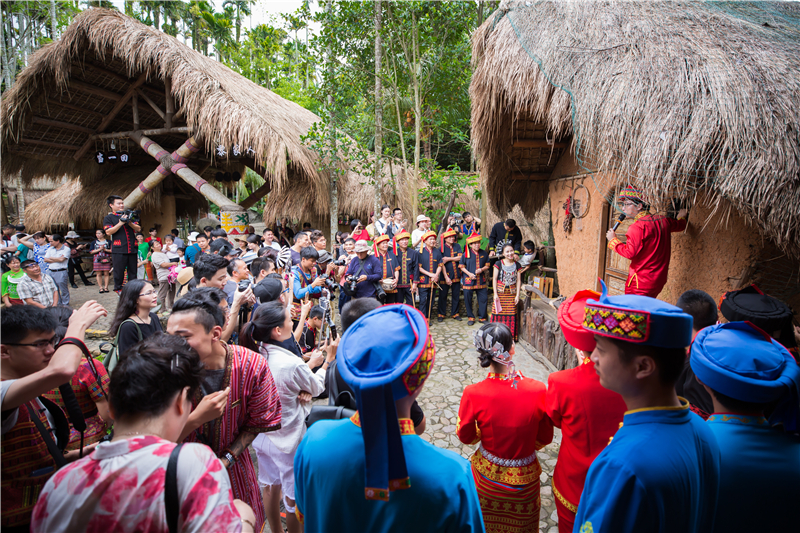 2、以民族文化為底蘊(yùn)，展示黎族原汁原味的傳統(tǒng)婚禮習(xí)俗，充滿民族韻味的文化體驗吸引了國內(nèi)外游客的喜愛。