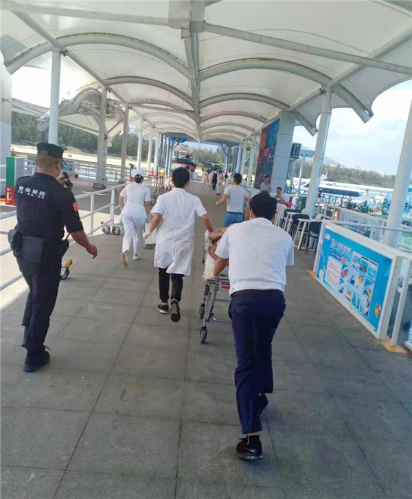 2、爭(zhēng)分奪秒，不到20分鐘完成了一場(chǎng)“生死時(shí)速”的水上救援