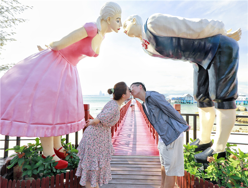 新人們打卡蜈支洲島熱門景點情人橋(1) 新人們打卡蜈支洲島熱門景點情人橋(1)