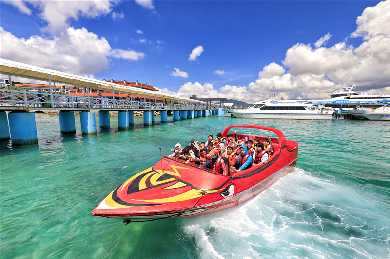 游客體驗(yàn)“動(dòng)感飛艇”項(xiàng)目 游客體驗(yàn)“動(dòng)感飛艇”項(xiàng)目