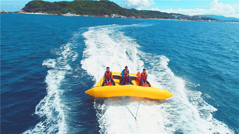 游客體驗(yàn)“大飛魚(yú)”