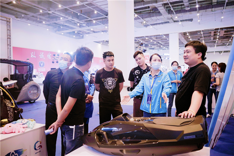 工作人員向游客介紹展品3 工作人員向游客介紹展品3