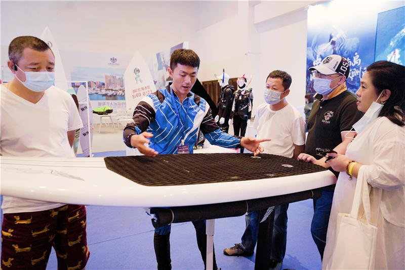 工作人員向游客介紹展品2 工作人員向游客介紹展品2