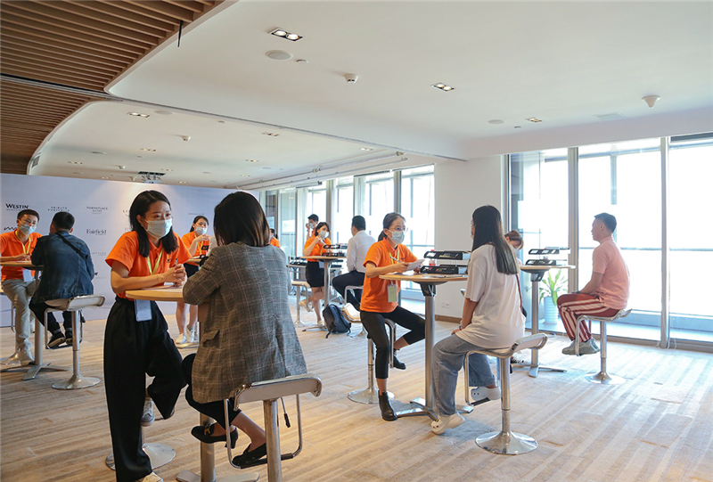 圖2 酒店籌備團隊親切接待應聘者